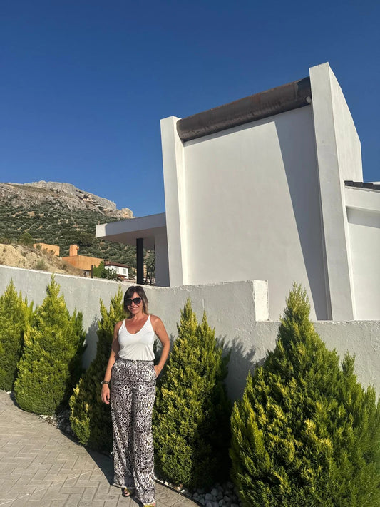 Pantalón ancho con un estampado étnico en blanco y negro