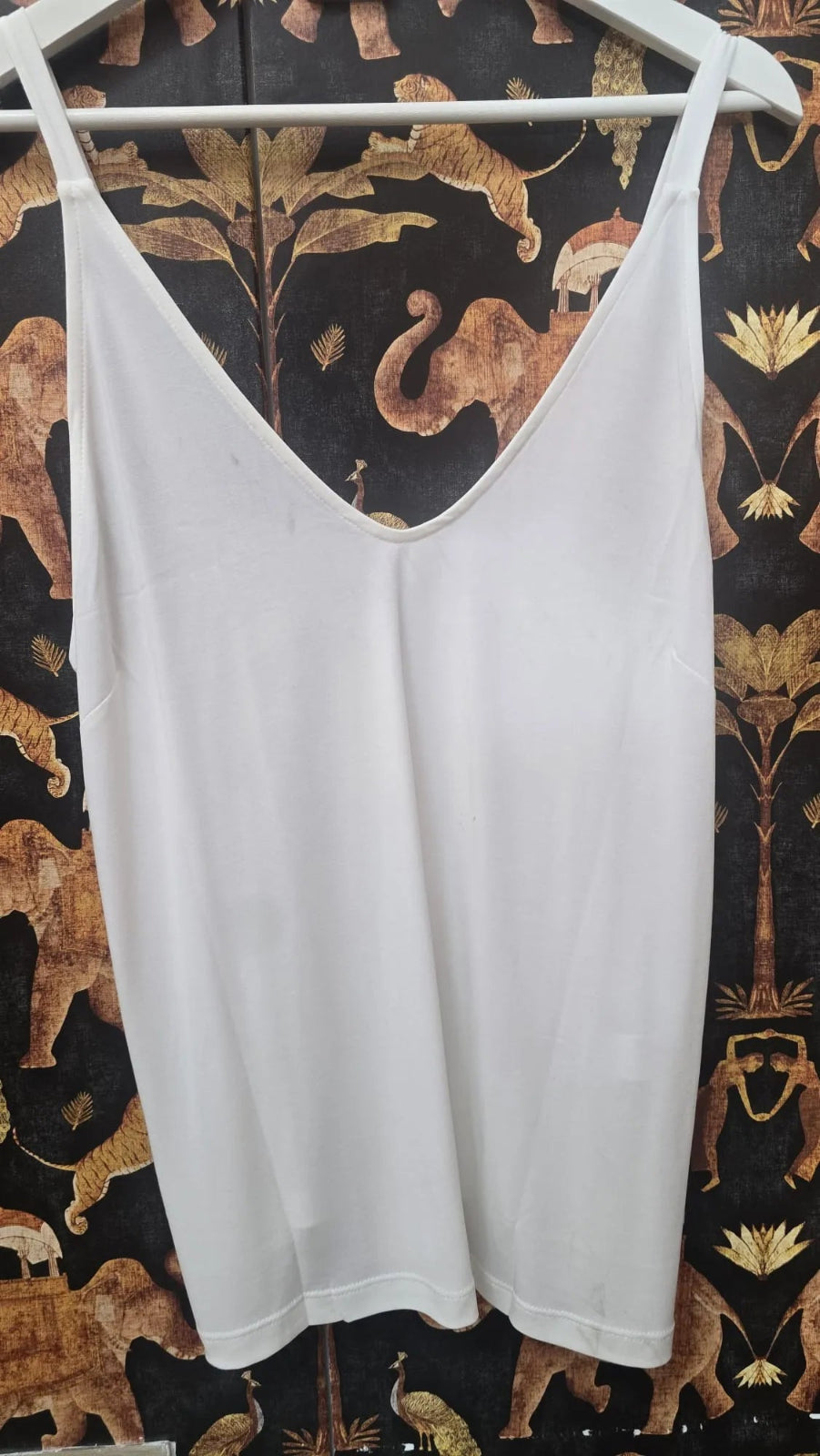 Primer plano de a camiseta de tirantes blanca