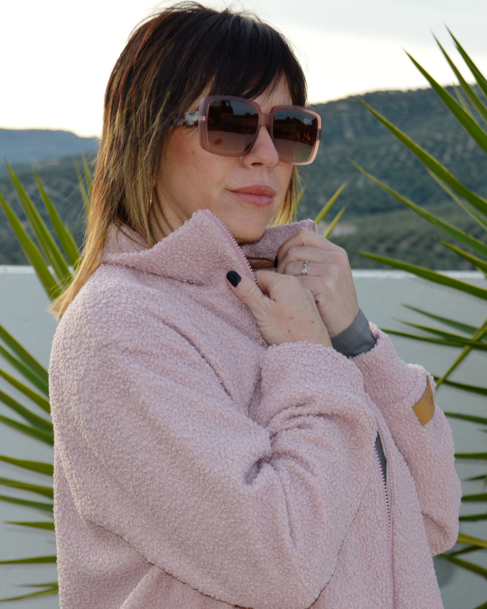 Chaqueta Borreguito Rosa - Modelo Lateral Derecho