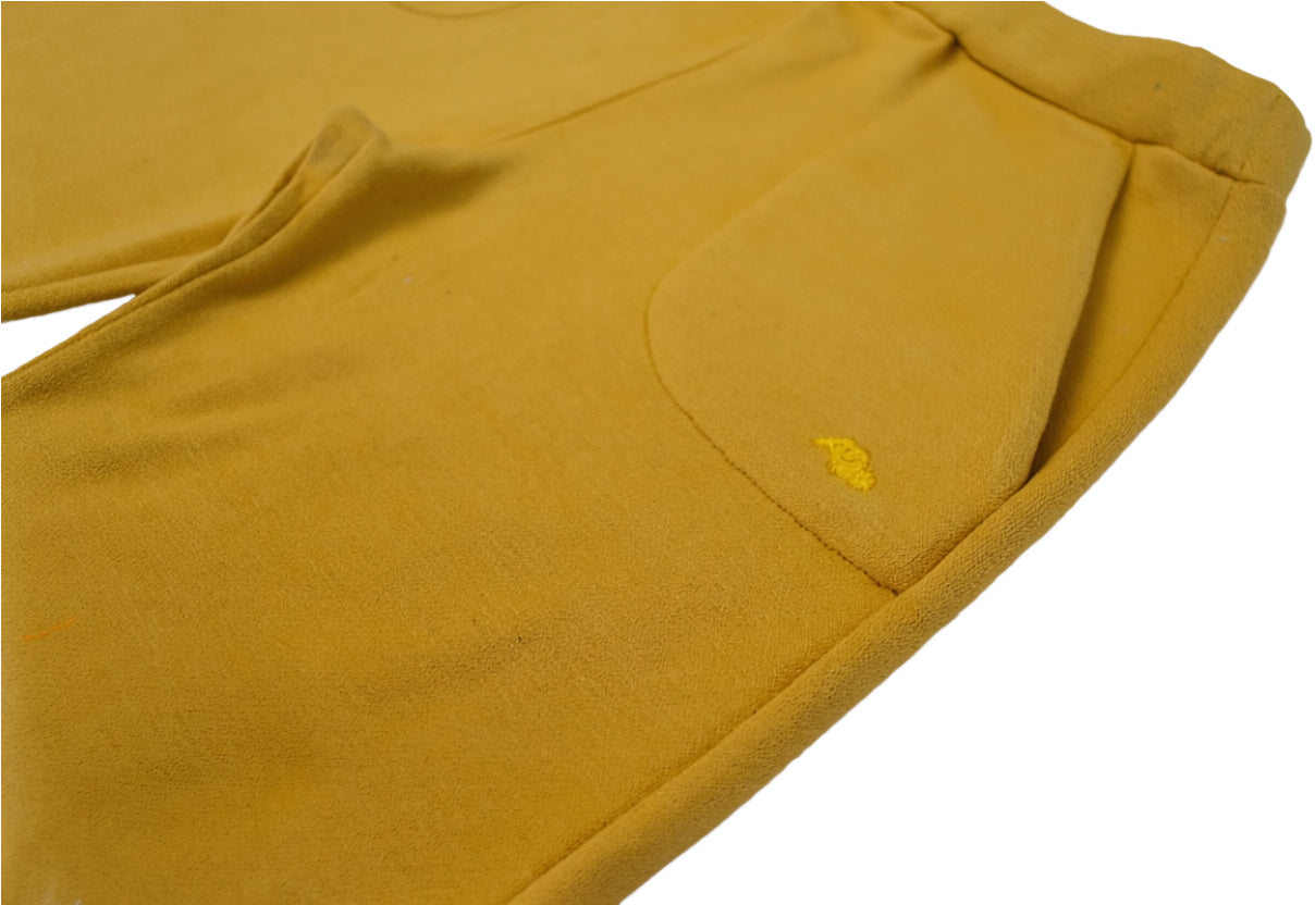 Pantalón Amarillo - Detalle Logo Bordado