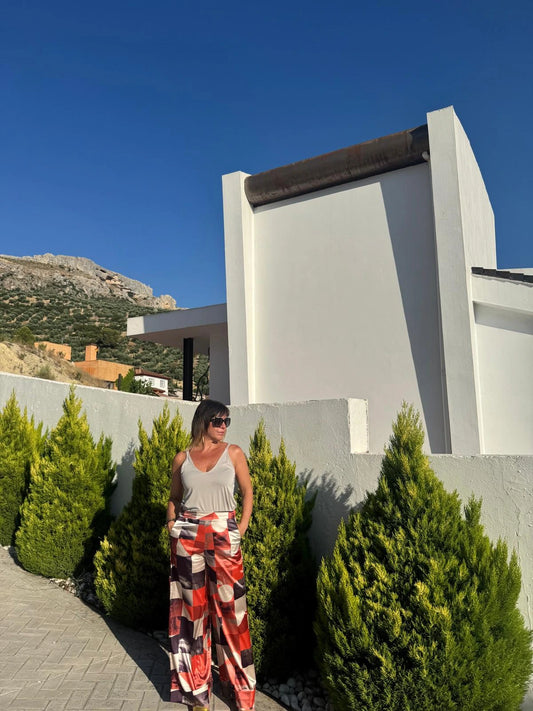 Pantalón ancho con estampado en tonos cálidos, a juego con la blazer y el cárdigan alba