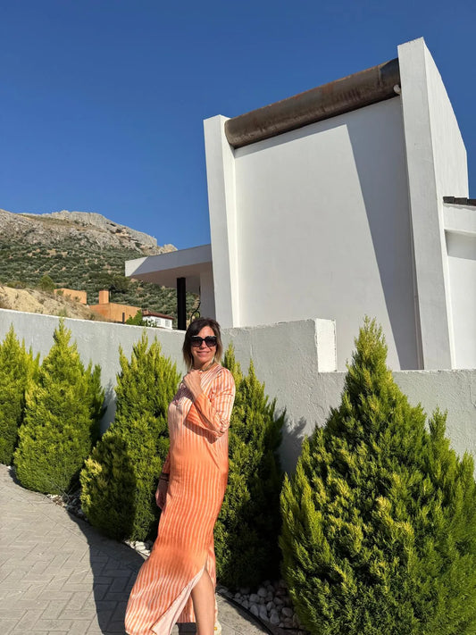 Vestido largo ovalado color naranja sunset con estampado vertical degradado y mangas de campana abierta